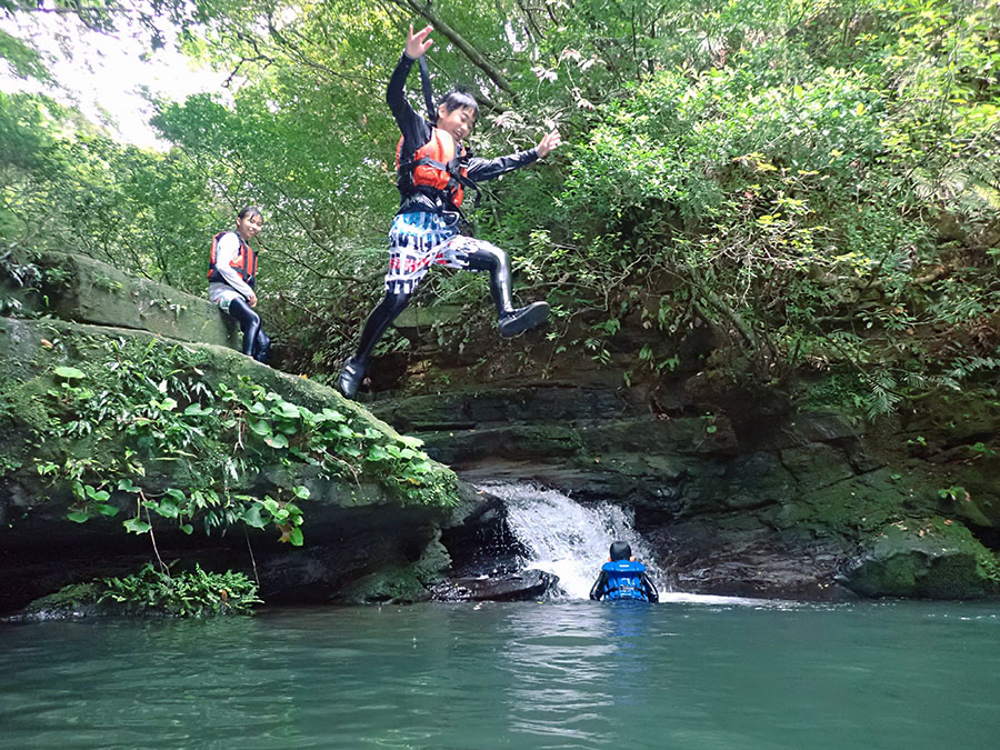 西表島の少人数のツアー　マイラ滝つぼ遊び
